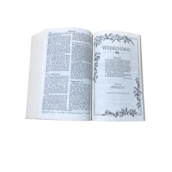 NIV Womens Devotional Bible New International Version Daily Devotions Zondervan - Picture 8 of 8